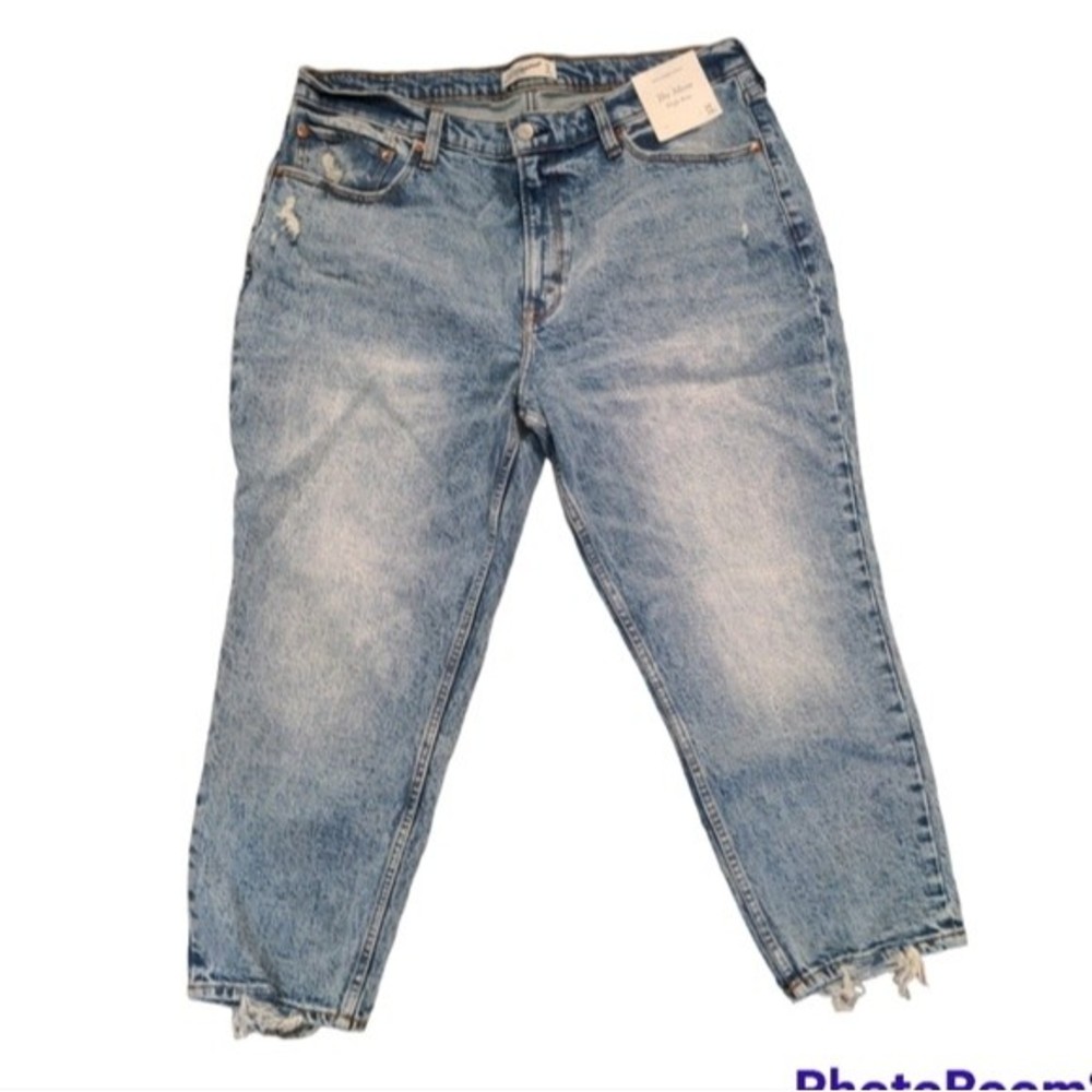 Abercrombie and Fitch The Mom High Rise Light Wash Jean Size 18 Short